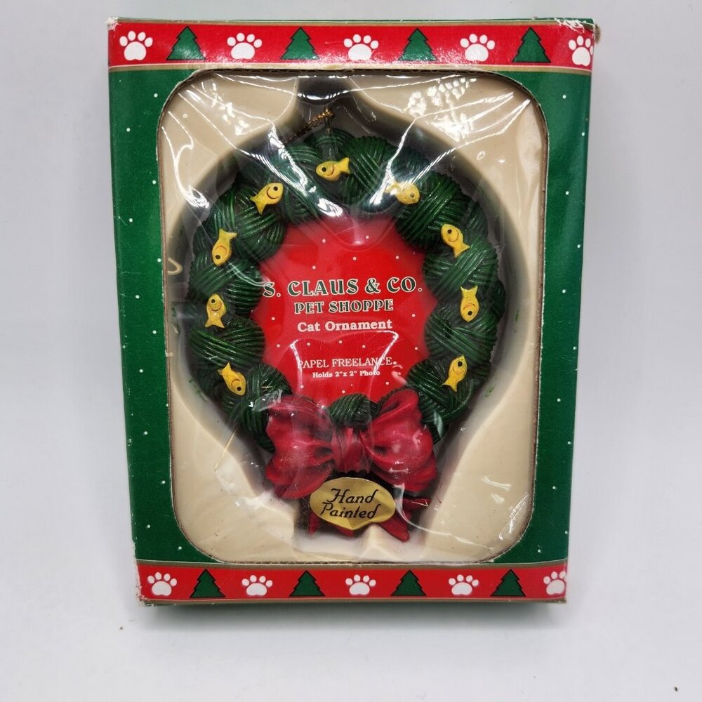 Vintage CAT WREATH ORNAMENT - Wreath Frame W/ Fish Decor, Green Yarn & Red‎ Bow